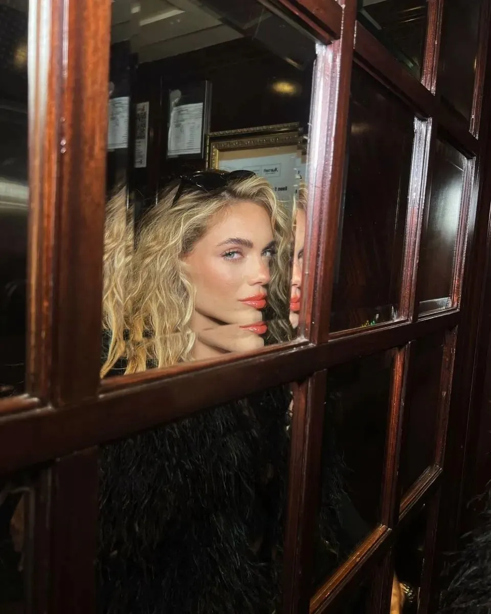 Emilia Attias paralizó la web con un vestido traslucido.