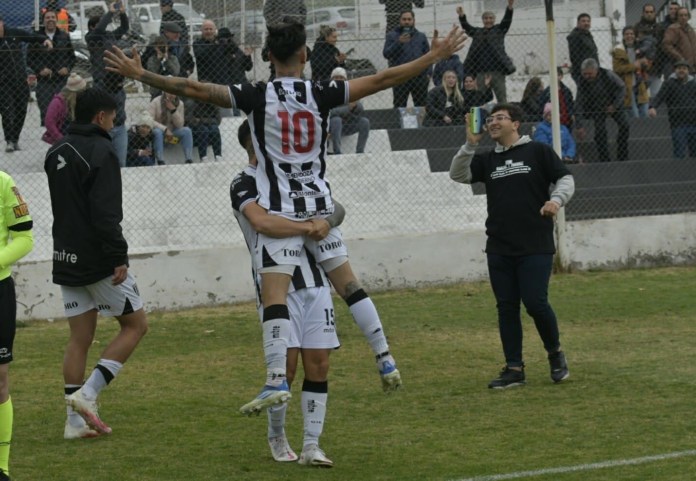 Arriba, maestro. Solari festeja junto a la platea del Lobo. / Orlando Pelichotti