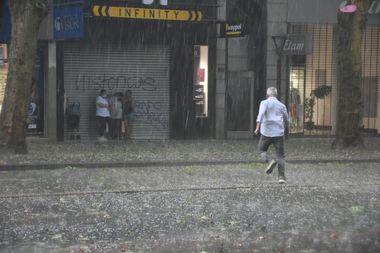 Una fuerte tormenta de granizo azotó al Gran Mendoza con abundante caída de agua.