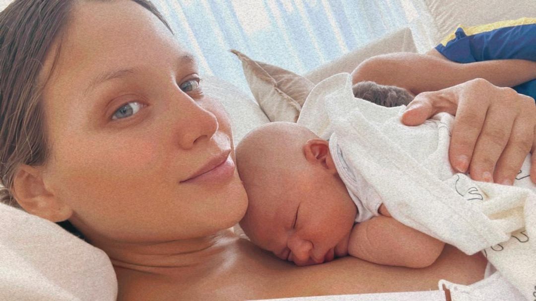 Primera foto de Barbie Vélez con Salvador desde casa.