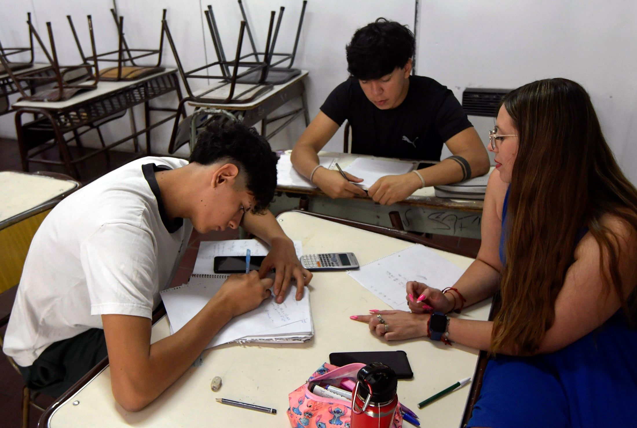 Los últimos años ha mejorado de manera sostenida el acceso de los jóvenes al nivel secundario y universitario. Es mayor la proporción de quienes terminan el nivel medio así como de quienes cursan una carrera universitaria.

Foto: Orlando Pelichotti