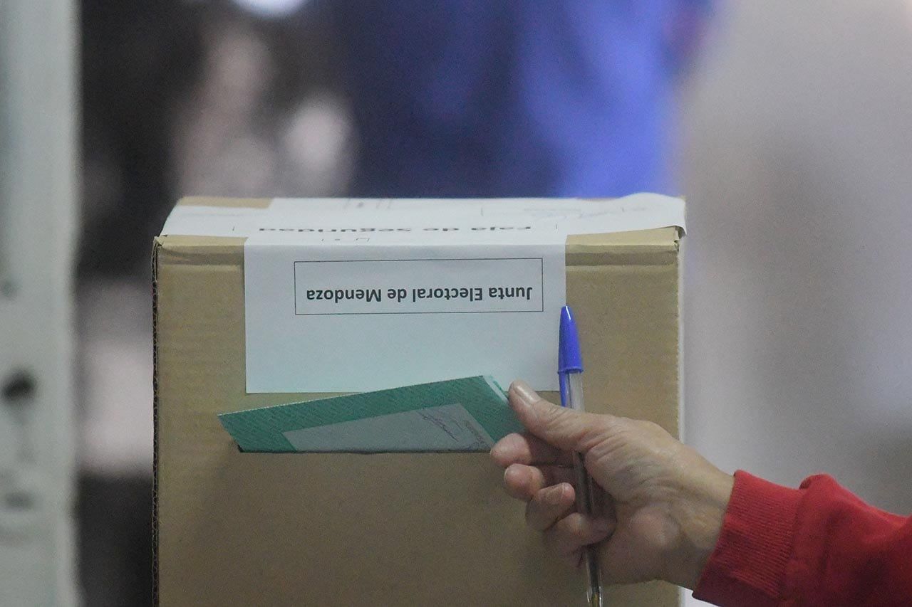 Elecciones PASO en 7 departamentos de la provincia de Mendoza.En la escuela Celina Álvarez del departamento de Maipú, los ciudadanos ingresan a votar sin problemas, estrenando el sistema de boleta única de papel para elegir a sus candidatosFoto:José Gutierrez / Los Andes