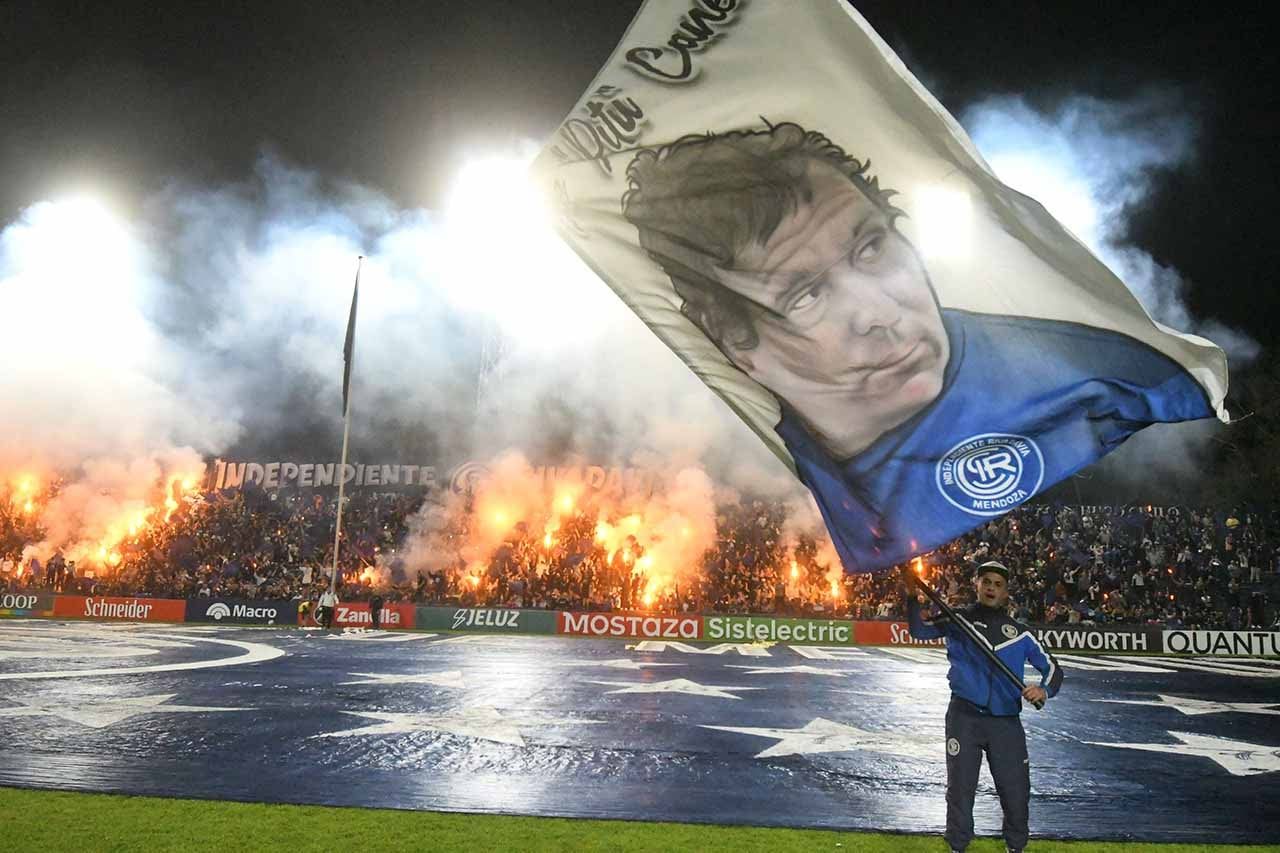 El aguante de la hinchada en el Bautista Gargantini ha sido fundamental en ciertos partidos para el equipo dirigido por Alfredo Berti. 

Foto: José Gutierrez / Los Andes 

