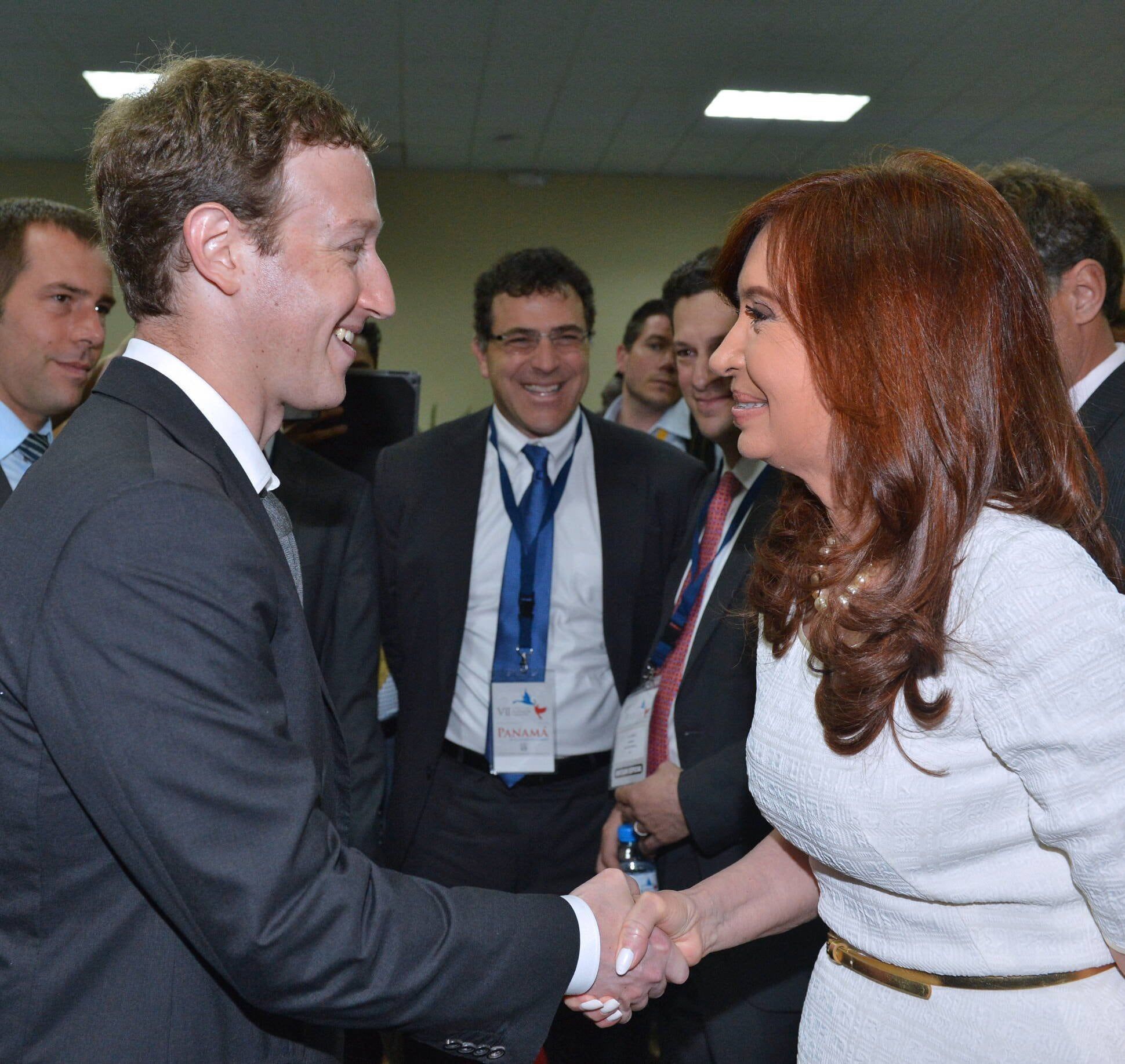 Mark Zuckerberg y CFK se saludan en 2015 durante la Cumbre de las Américas, en Panamá (Archivo).