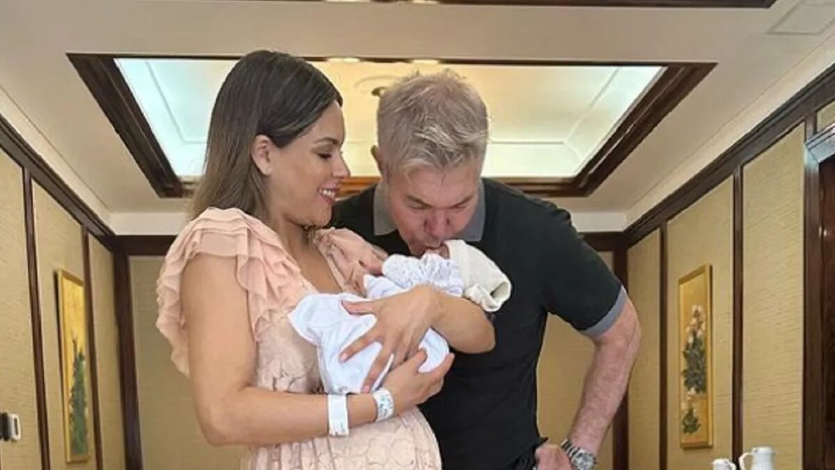 Barby Franco usó un changuito de supermercado para pasear a su hija.