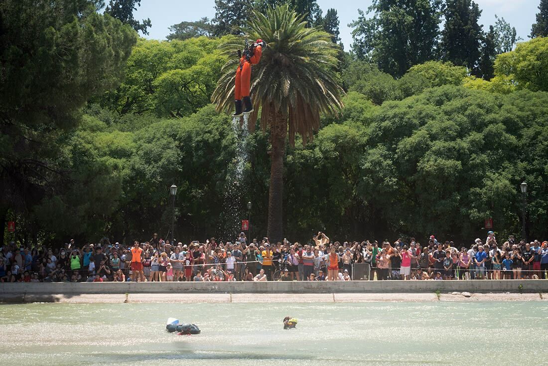 112° Aniversario del Club Mendoza de Regatas
Exhibición Aérea y acuática en el Lago del Parque general San Martín.  Foto Ignacio Blanco / Los Andes