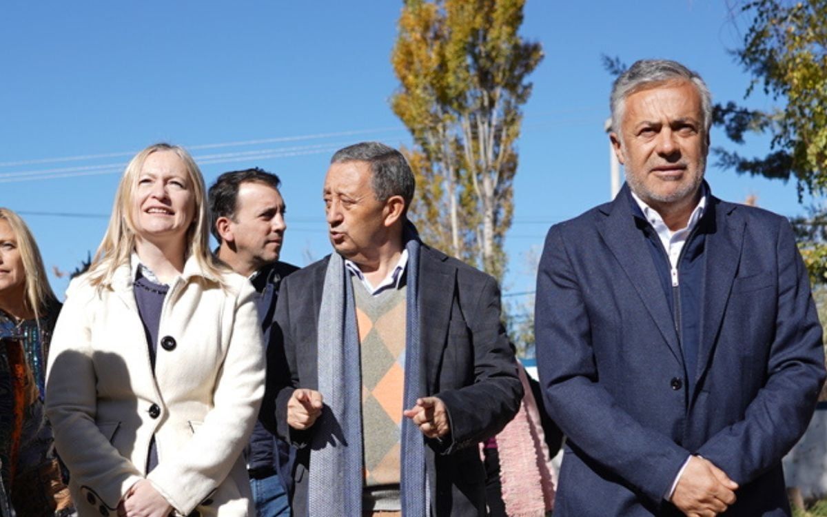 El gobernador Alfredo Cornejo estuvo con Celso Jaque, intendente de Malargüe. Foto: Prensa Gobierno de Mendoza.