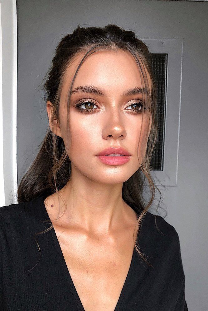 La base ideal debe ser idéntica al tono de piel y su función es igualar la pigmentación y textura del rostro.