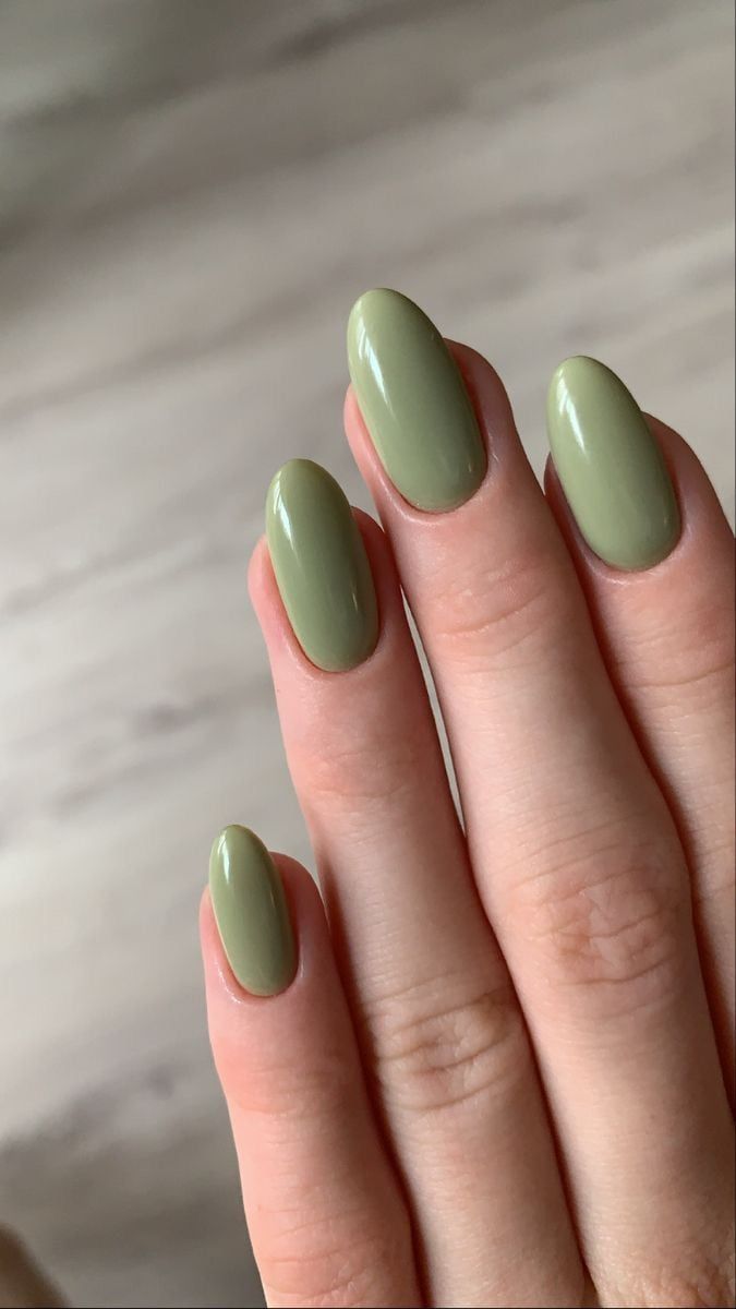 Uñas verde matcha.