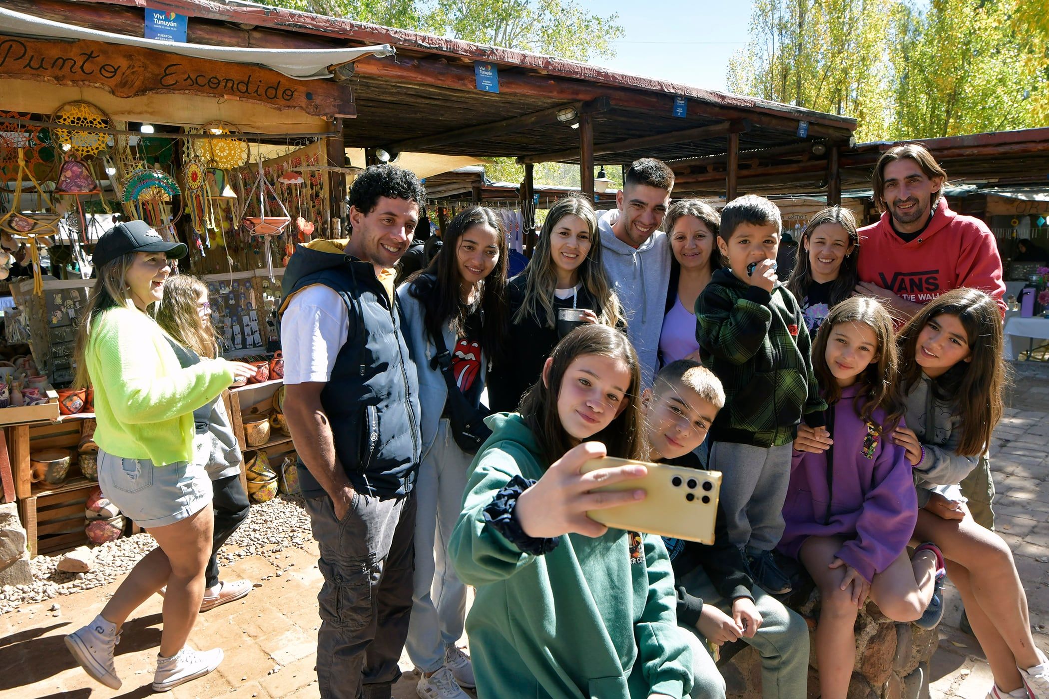 
Turistas y mendocinos disfrutan del feriado largo en El Manzano, Tunuyán. Foto: Orlando Pelichotti