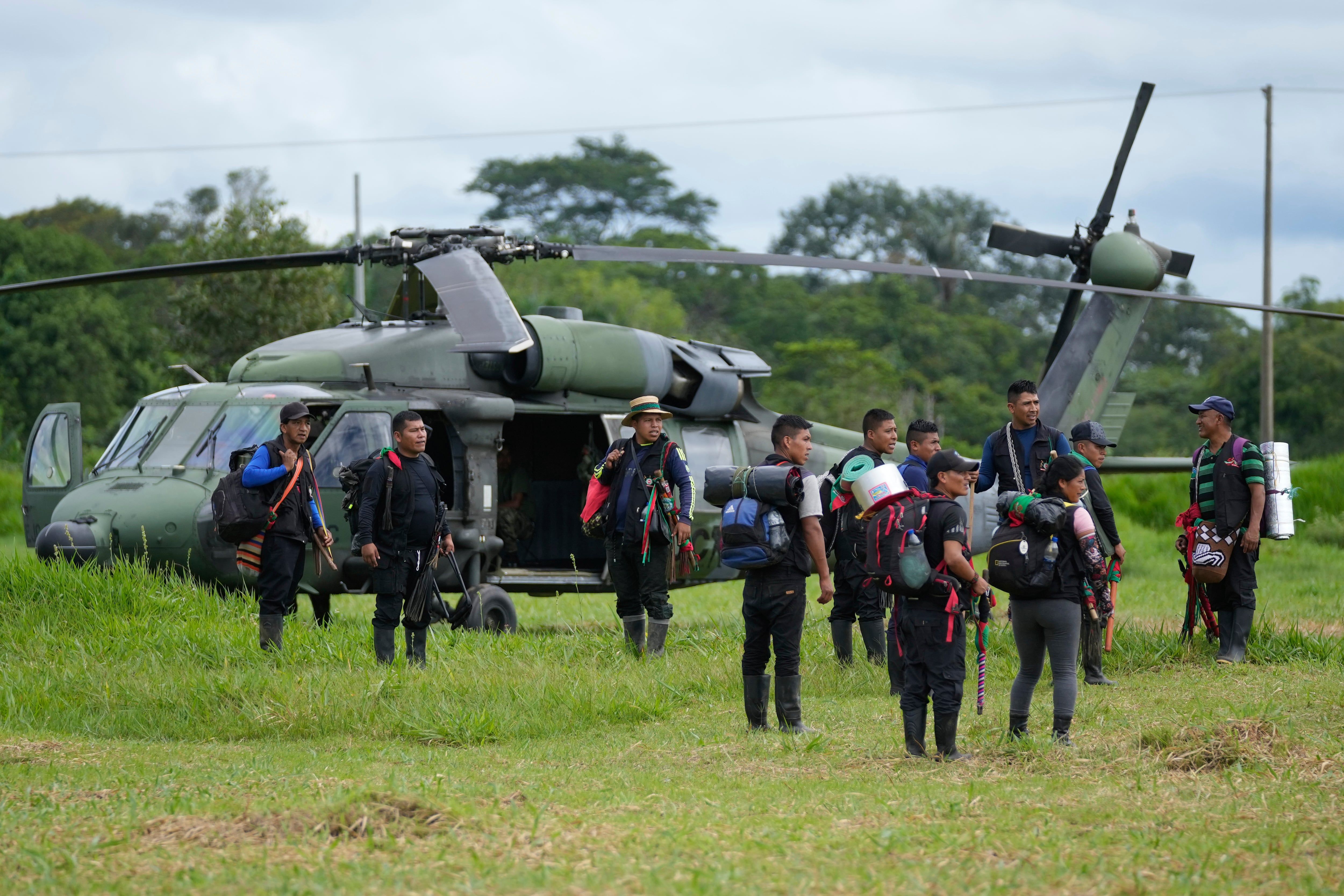 Imagen archivo. Hombres indígenas esperando para abordar un helicóptero en una base militar en Calamar, Colombia. / Foto: AP Foto/Fernando Vergara