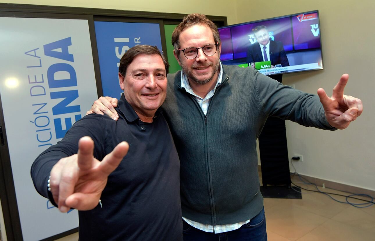 El candidato a gobernador Omar Parisi junto a su compañero de fórmula, Lucas Ilardo. Juegan al misterio respecto de su cierre.
Foto:  Orlando Pelichotti

