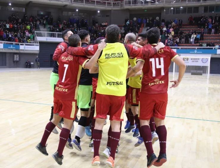 Festejo borravino. Los jugadores se funden en un abrazo interminable y cantan por Mendoza, que esta tarde irá por la decimocuarta corona a nivel nacional y la sexta de manera consecutiva. / Mariana Villa. 