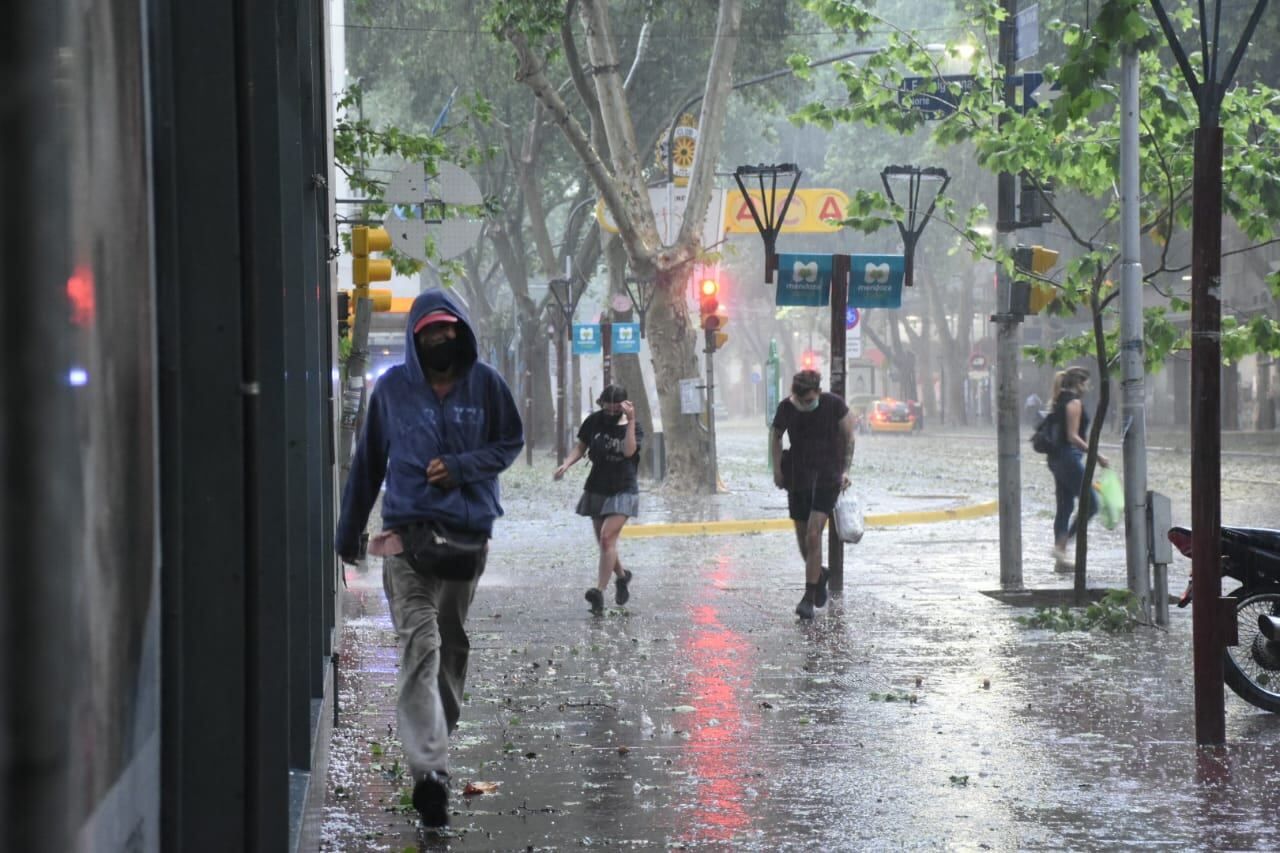 Una fuerte tormenta de granizo azotó al Gran Mendoza con abundante caída de agua.