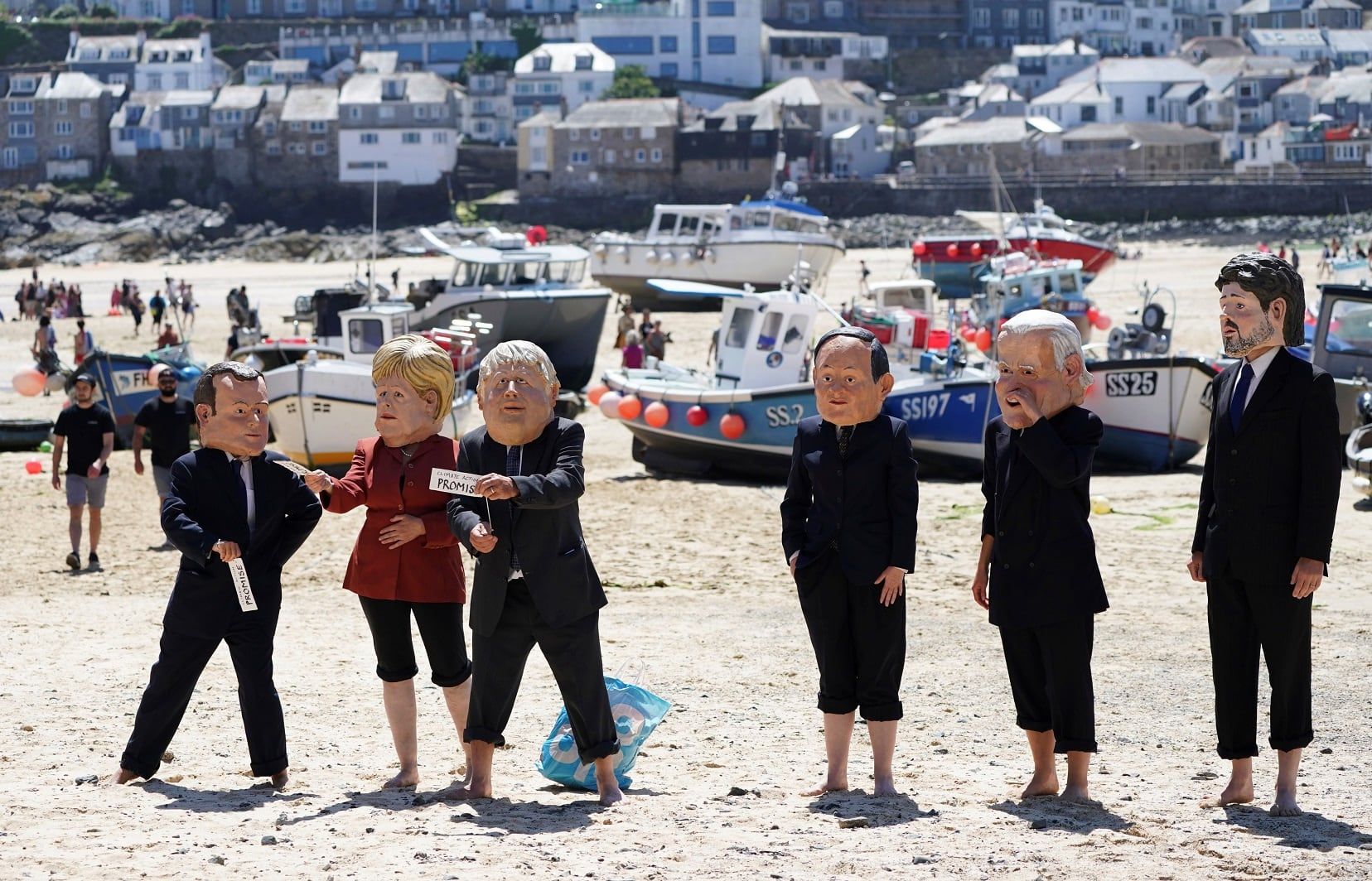 Manifestantes realizaron una intervención en el marco de la cumbre del G7 -