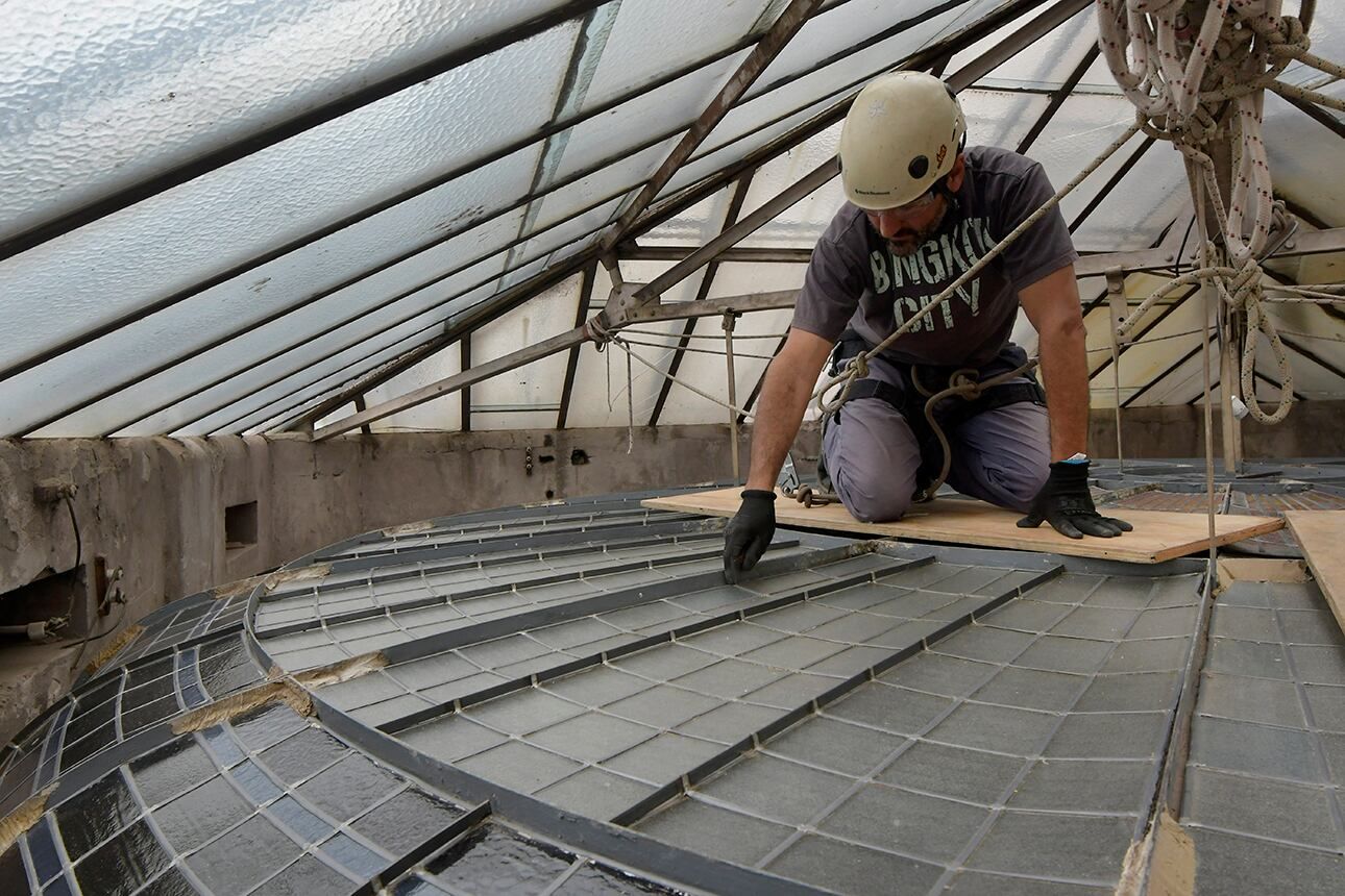 Con mucho cuidado, se debe retirar pieza por pieza para proceder a limpiarla y a restaurar el vidrio, en caso de que esté roto.
Foto: Orlando Pelichotti