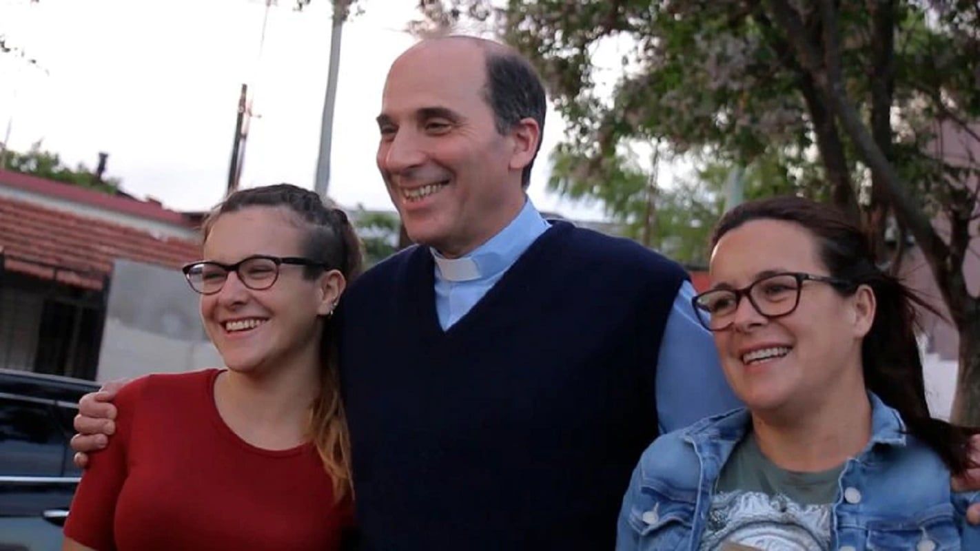 Candela, el padre José Dabusti y Roxana, los protagonistas de esta historia milagrosa - Gentileza / Infobae