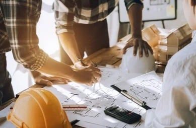 Otro punto importante es pensar qué tipo de arquitectura es la que te gusta o te representa. Para saber eso, la mejor opción es mirar fotos de casas e identificar qué tipo de arquitectura te gusta.