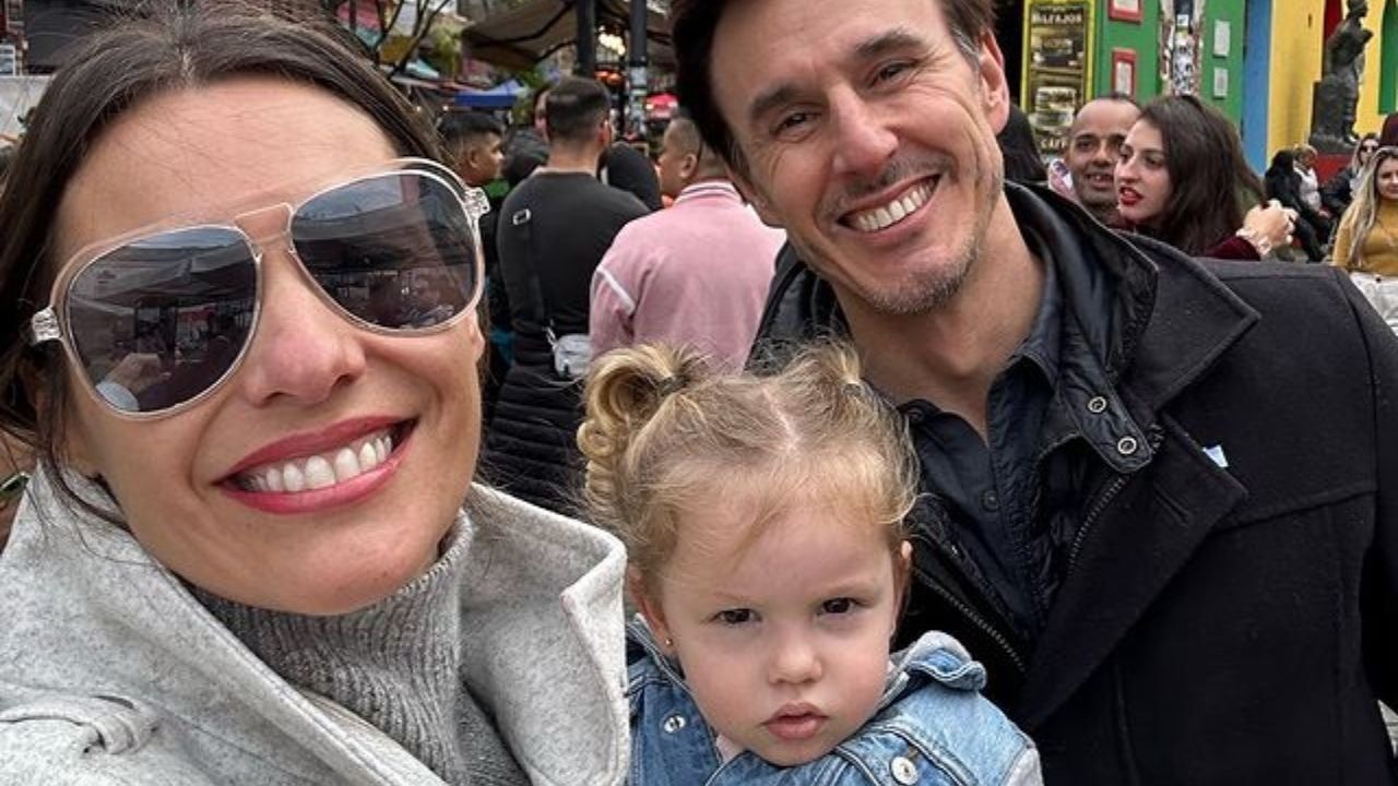 Ana posó con Pampita y Roberto en La Boca.