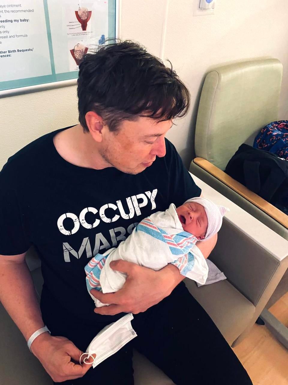Elon Musk junto a su primer hijo con Grimes