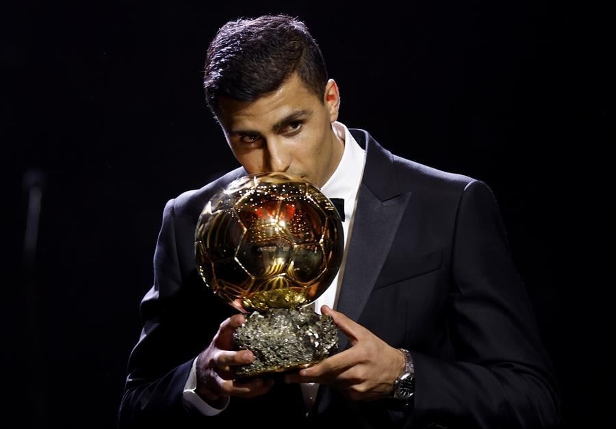 El mediocampista español Rodri fue galardonado con la distinción a mejor jugador del mundo. EFE