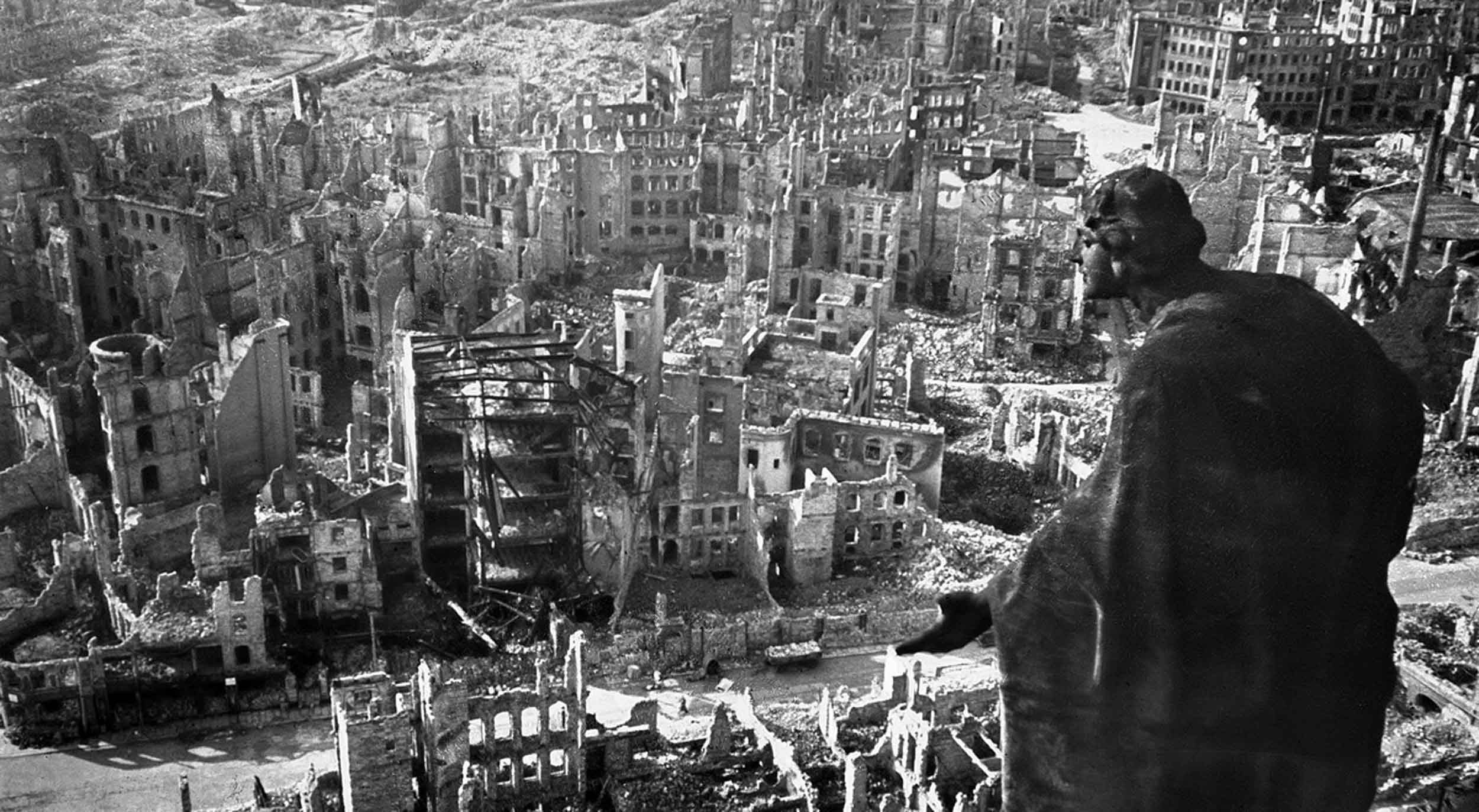 Otra imagen de la ciudad alemana de Dresde bombardeada.