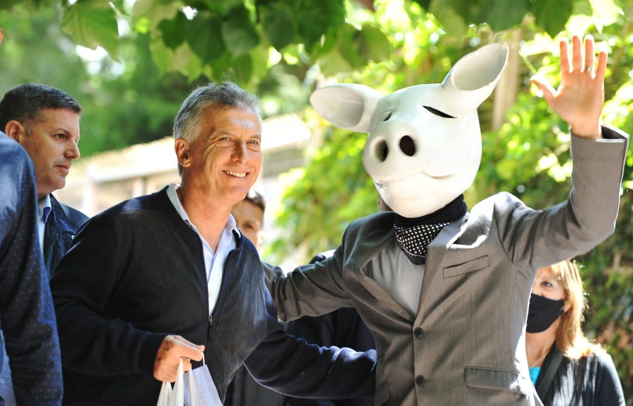 El "Chancho Blanco" aprovechó el momento para fotografiarse junto al expresidente Macri. / Gentileza: Clarín