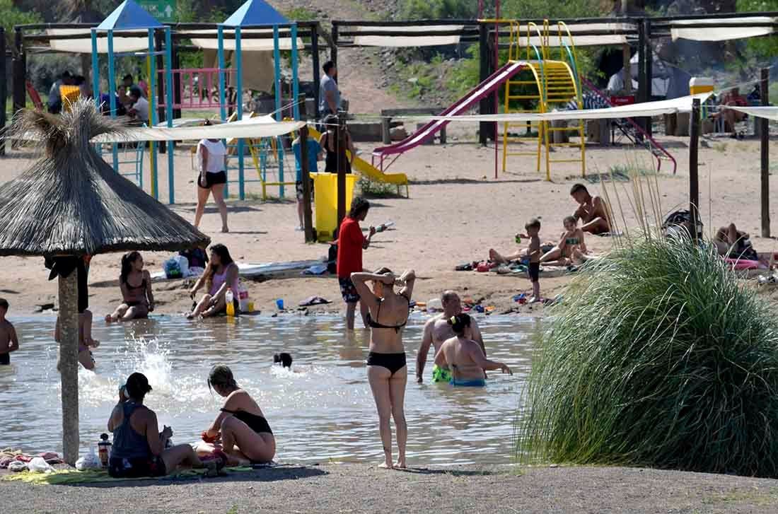 La playa del río Mendoza, en Luján de Cuyo (Orlando Pelichotti / Los Andes)