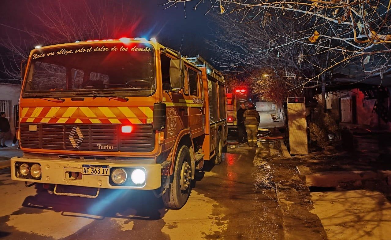 Incendio con pérdidas totales en una casa de Guaymallén (Gentileza Bomberos de Guaymallén)