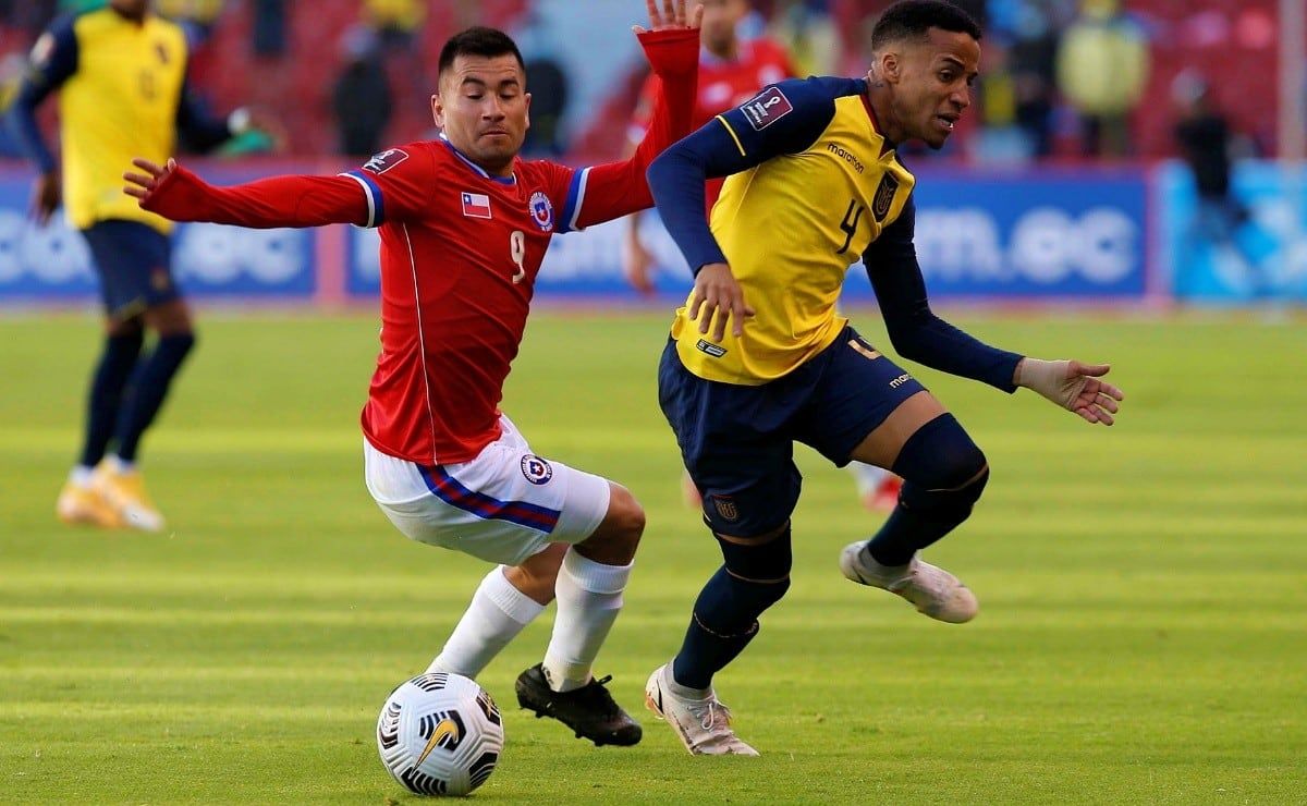 Byron Castillo ante Chile. El revuelo en FIFA terminó a favor de Ecuador.
