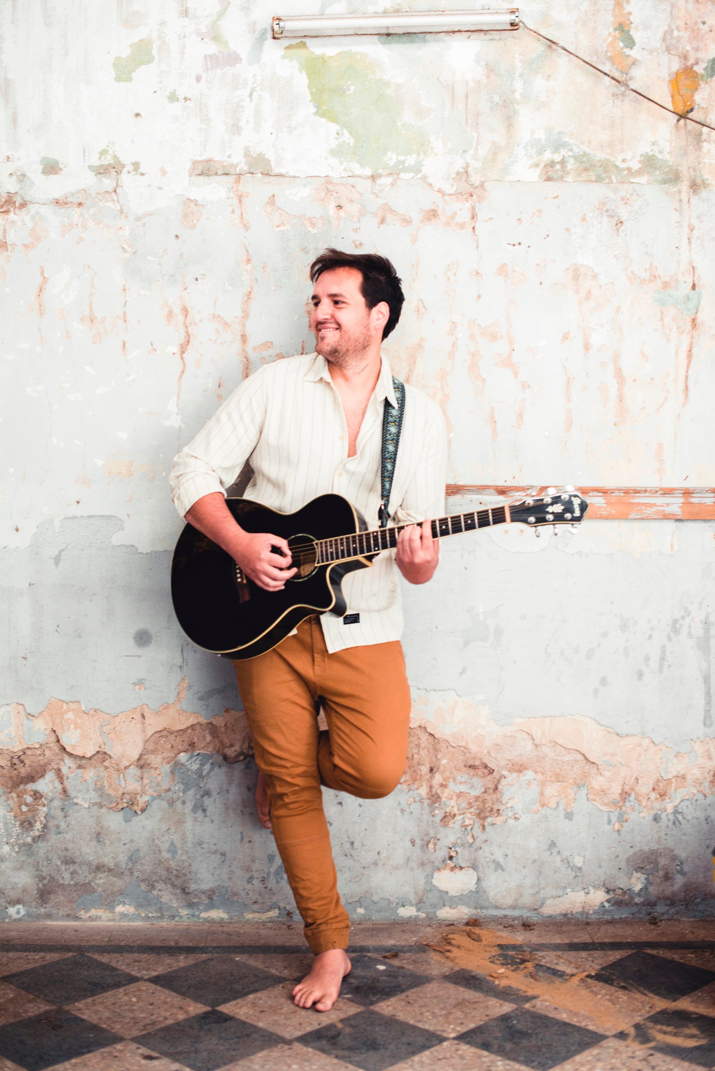 El joven de 34 años lanzó su primer disco con canciones propias.