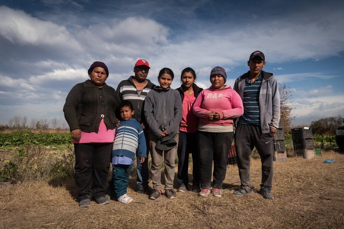 La familia Lamas-Amador: Urbano, Yolanda, Josué, Damaris, Rocío, Romina y Alex (el joven que fue atropellado). Foto: Ignacio Blanco / Los Andes
