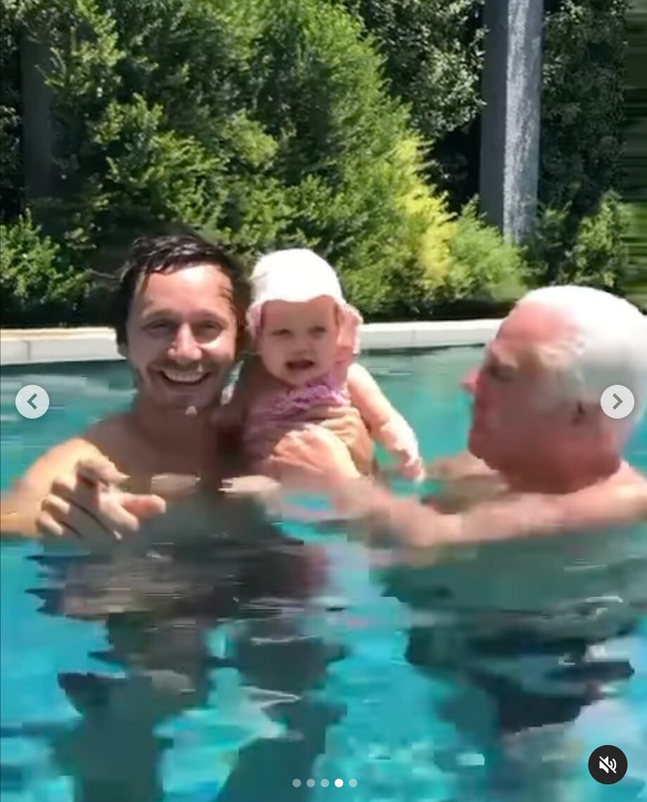 Benjamín junto a Magnolia, su hija y su padre.