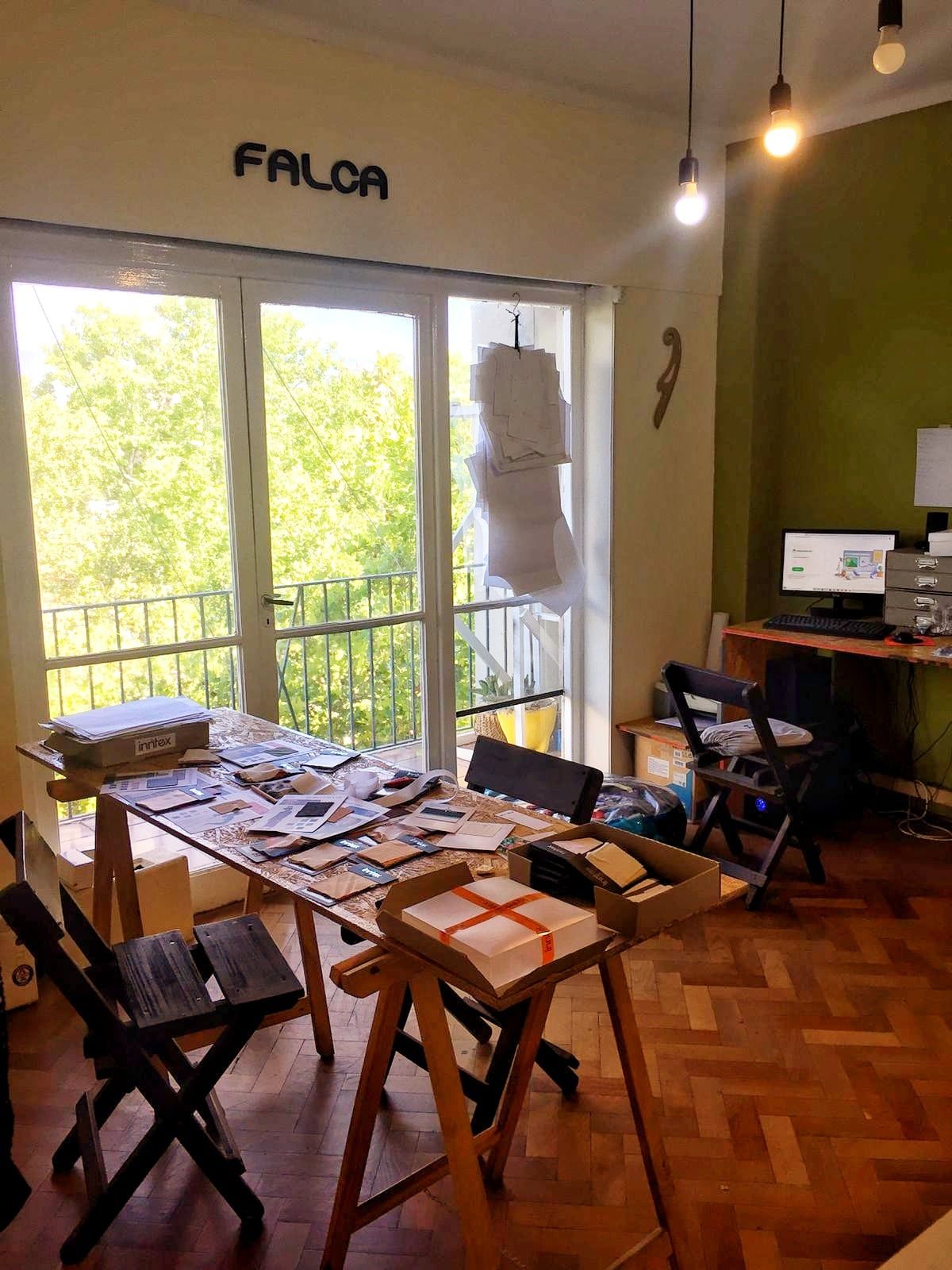 El local está ubicado en San Martin al 709, piso 5 departamento 10 de Mendoza, Capital. Sino también cuenta con su página web.