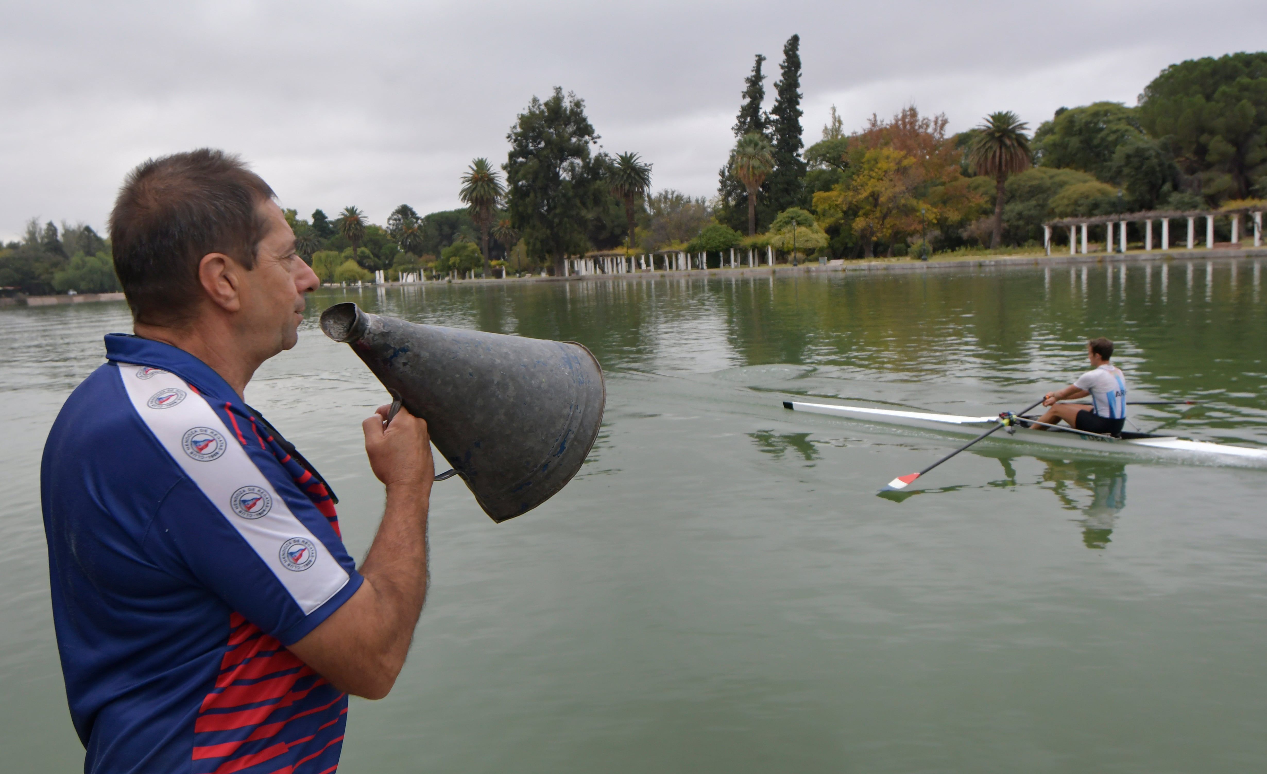  Mendoza. 06 marzo de 2021 Deportes Pablo Scuri, entrenador de remo que tiene a cargo la escuela de Remo en el Club Mendoza Regatas. remero, deportista, entramiento, lago  Foto: Orlando Pelichotti/ Los Andes  
