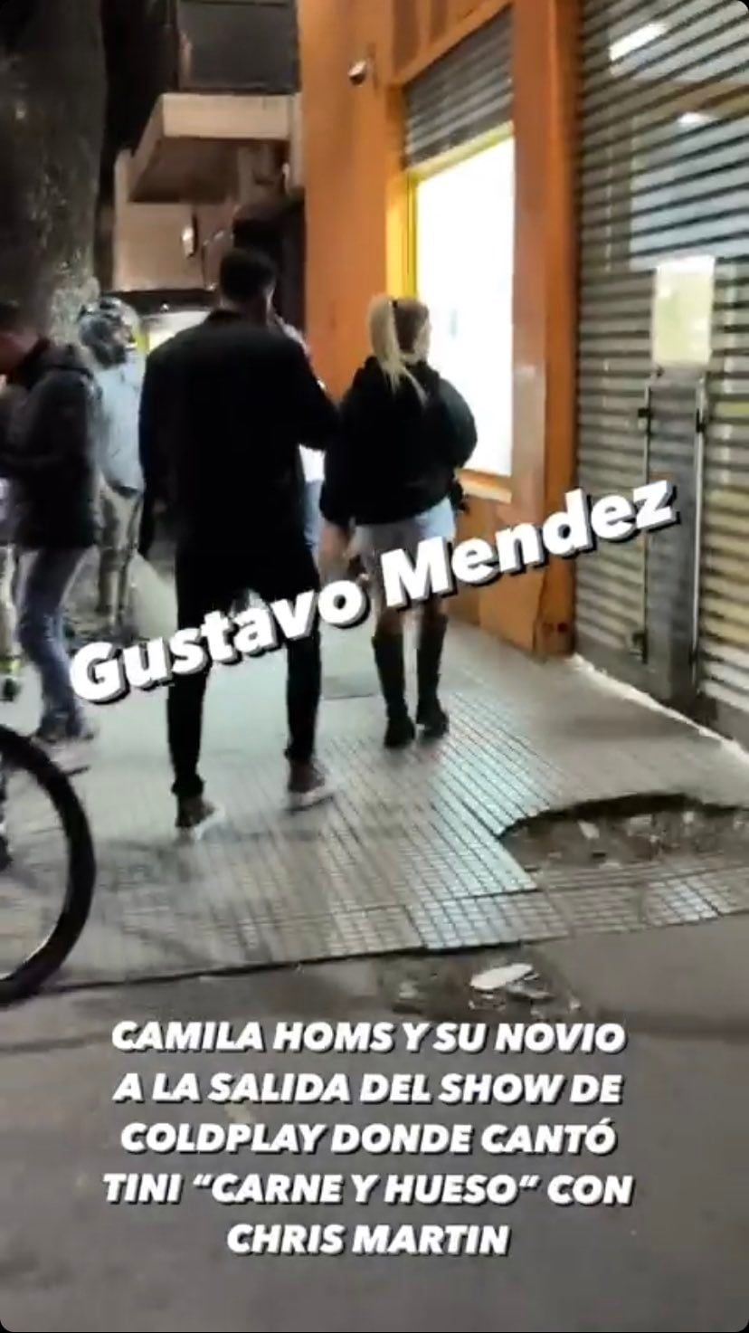 Camila Homs saliendo del recital de Coldplay junto a su pareja.