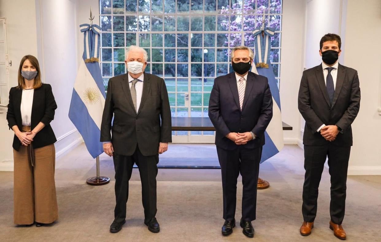 Alberto Fernández y el ministro Ginés González García junto al gerente general de AstraZeneca para Cono Sur, Agustín Lamas, y la Directora Médica para Cono Sur, Dra. Agustina Elizalde.