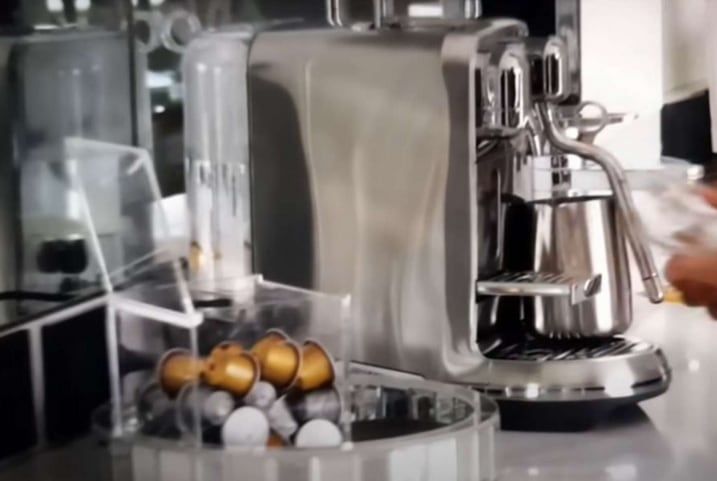 Pampita y García Moritán tienen una espectacular cafetera valuada en 100 mil pesos en su baño. (Captura Paramount+)