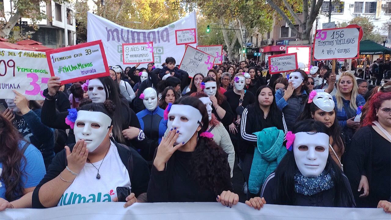 Mujeres coparon las calles de Mendoza en la octava marcha #NiUnaMenos y ...