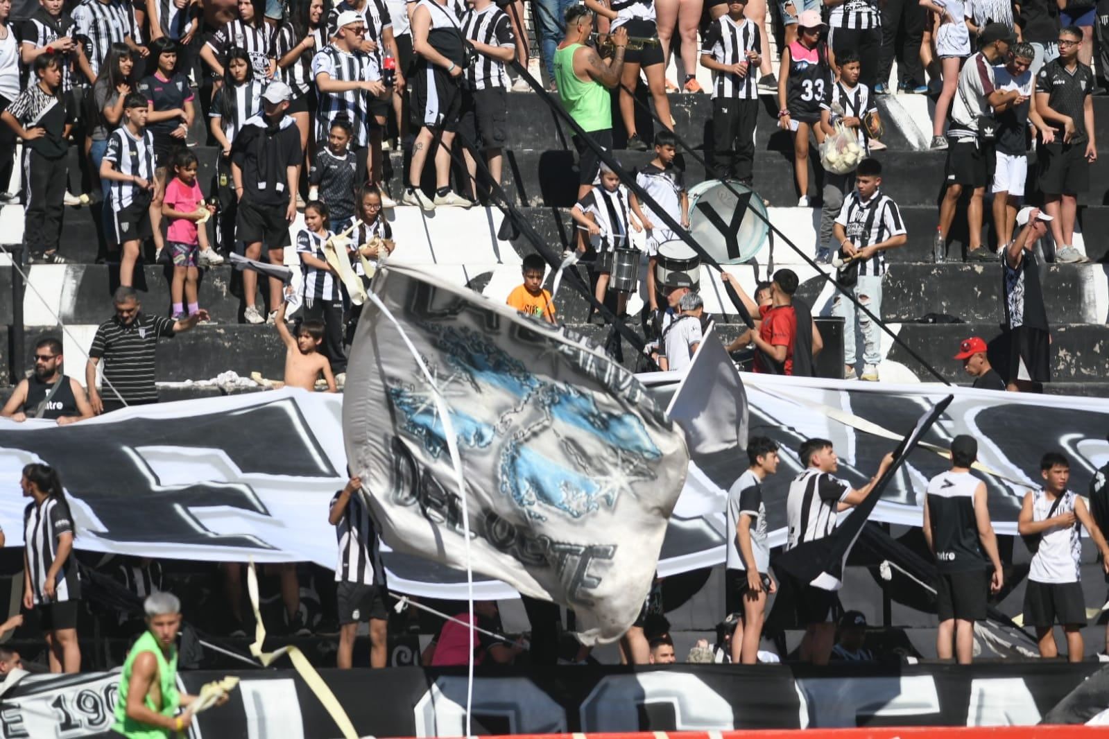 La gente del Lobo respondió con creces y alentó al equipo de Joaquín Sastre. / José Gutiérrez (Los Andes).