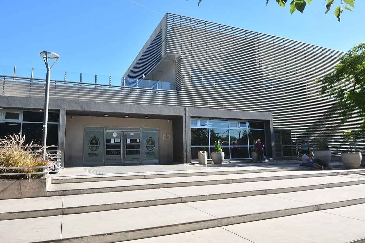 Entrada a la guardia médica del hospital Central de Ciudad donde muy pocas personas ingresaron al interior, una mañana tranquila en el nosocomioFoto: José Gutierrez / Los Andes