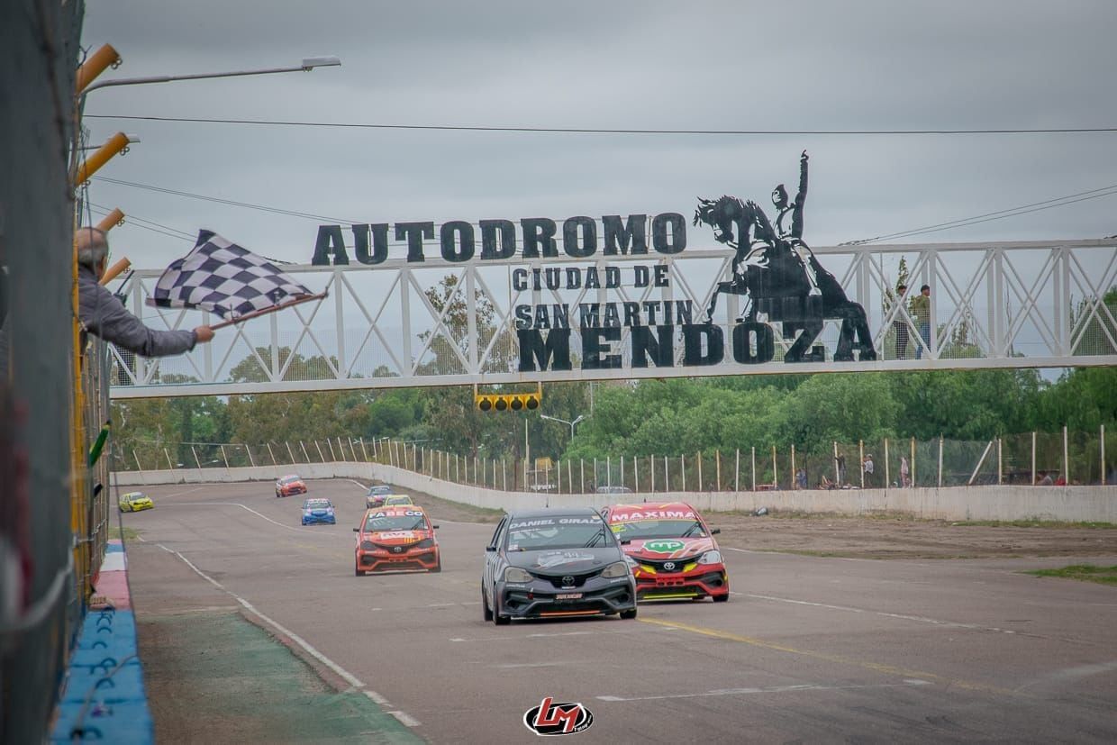 Abdo Girala cruza la bandera a cuadros para ganar la final de la Clase 2.