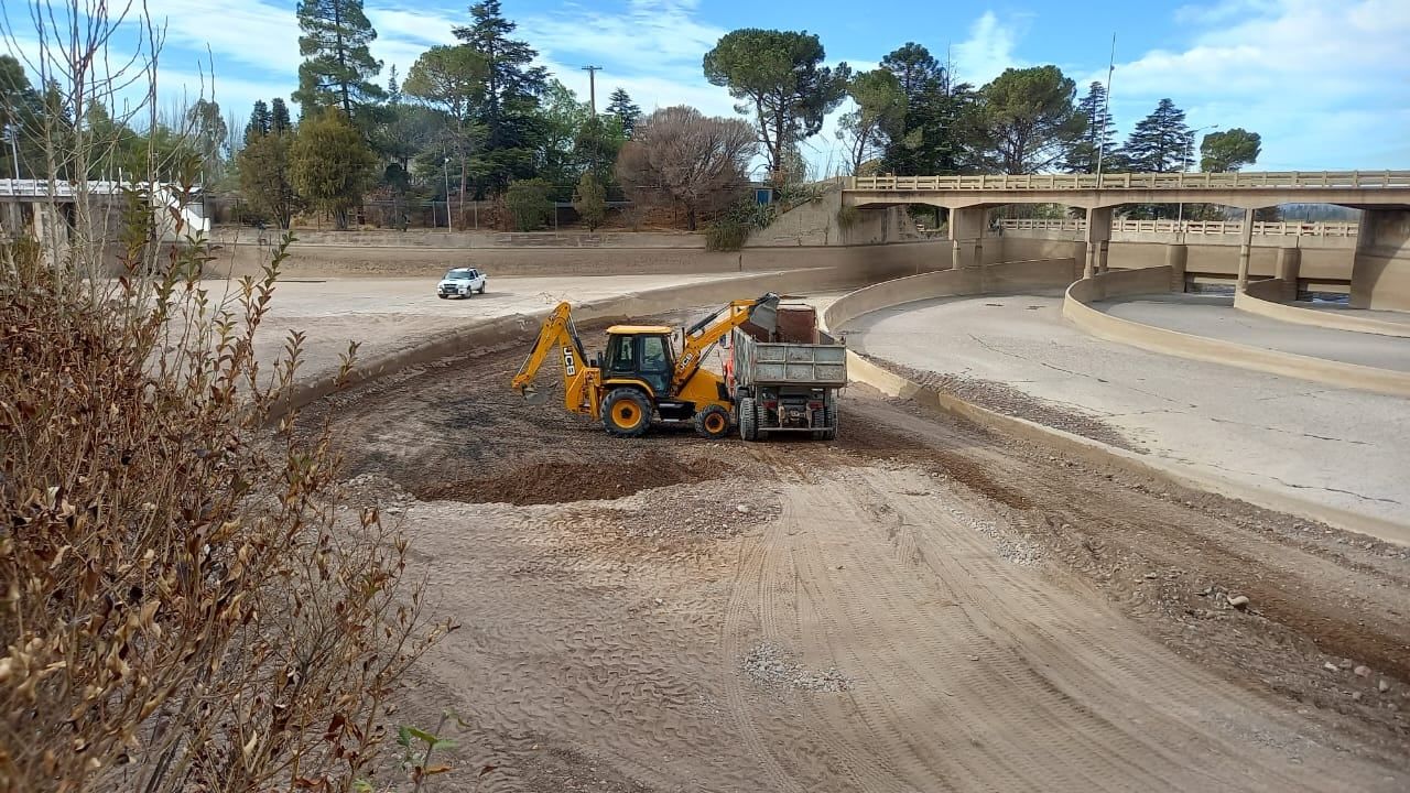 Dique Cipolletti: entre mayo y agosto Irrigación lleva adelante el período de corta anual de agua en todas las cuencas de la Provincia y durante este tiempo el organismo realiza obras de conservación, mantenimiento y limpieza en los diques de cabecera.