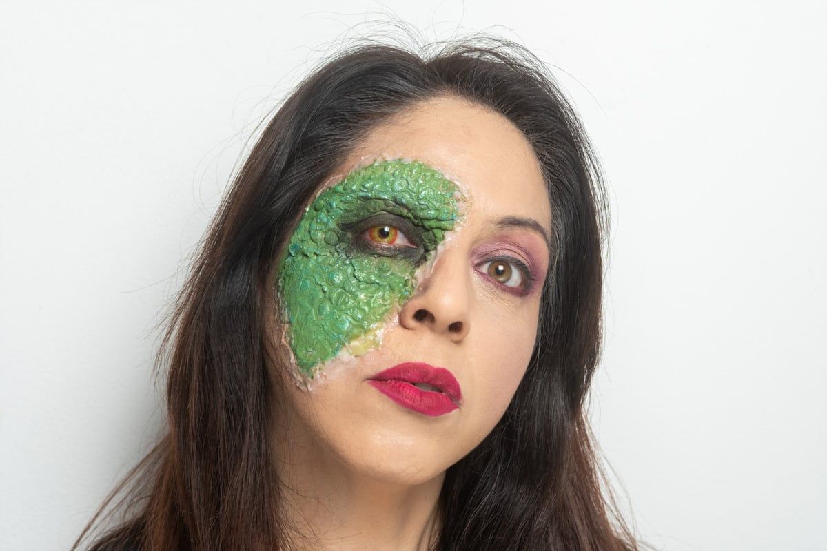 Mujer reptil. Con la magia del maquillaje, Laura Mendoza crea distintas realidades paralelas.
