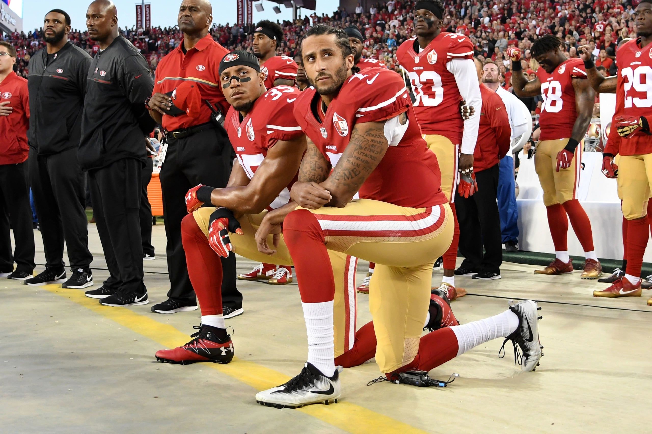 El jugador de la NFL cantaba el himno arrodillado a modo de protesta por la violencia racial