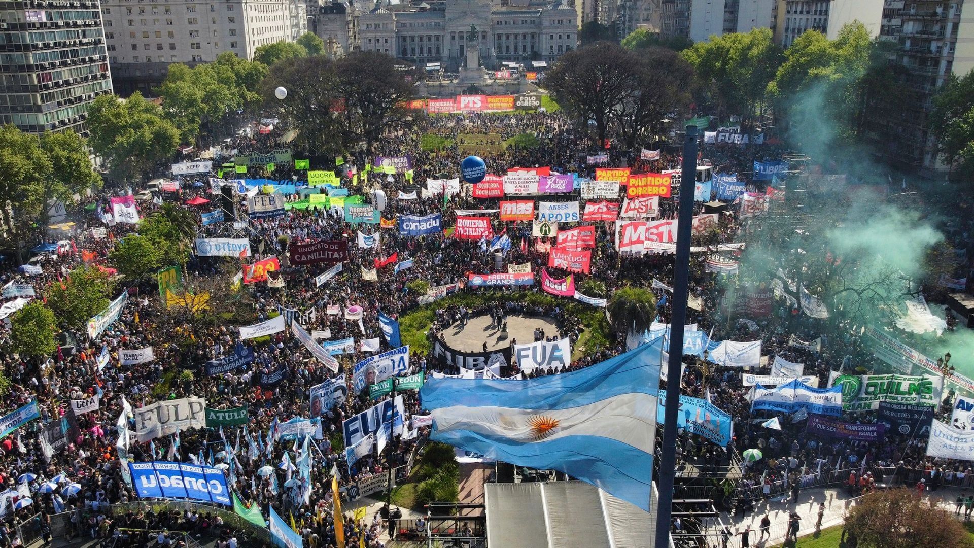 Vista aérea de las columnas de docentes, no docentes, autoridades y estudiantes llegaban esta tarde al Congreso como parte de la movilización en "defensa de la universidad pública y del sistema científico", luego de que el presidente Javier Milei anunciara el "veto total" de la ley de actualización presupuesto universitario.FOTO: Claudio Fanchi/NA