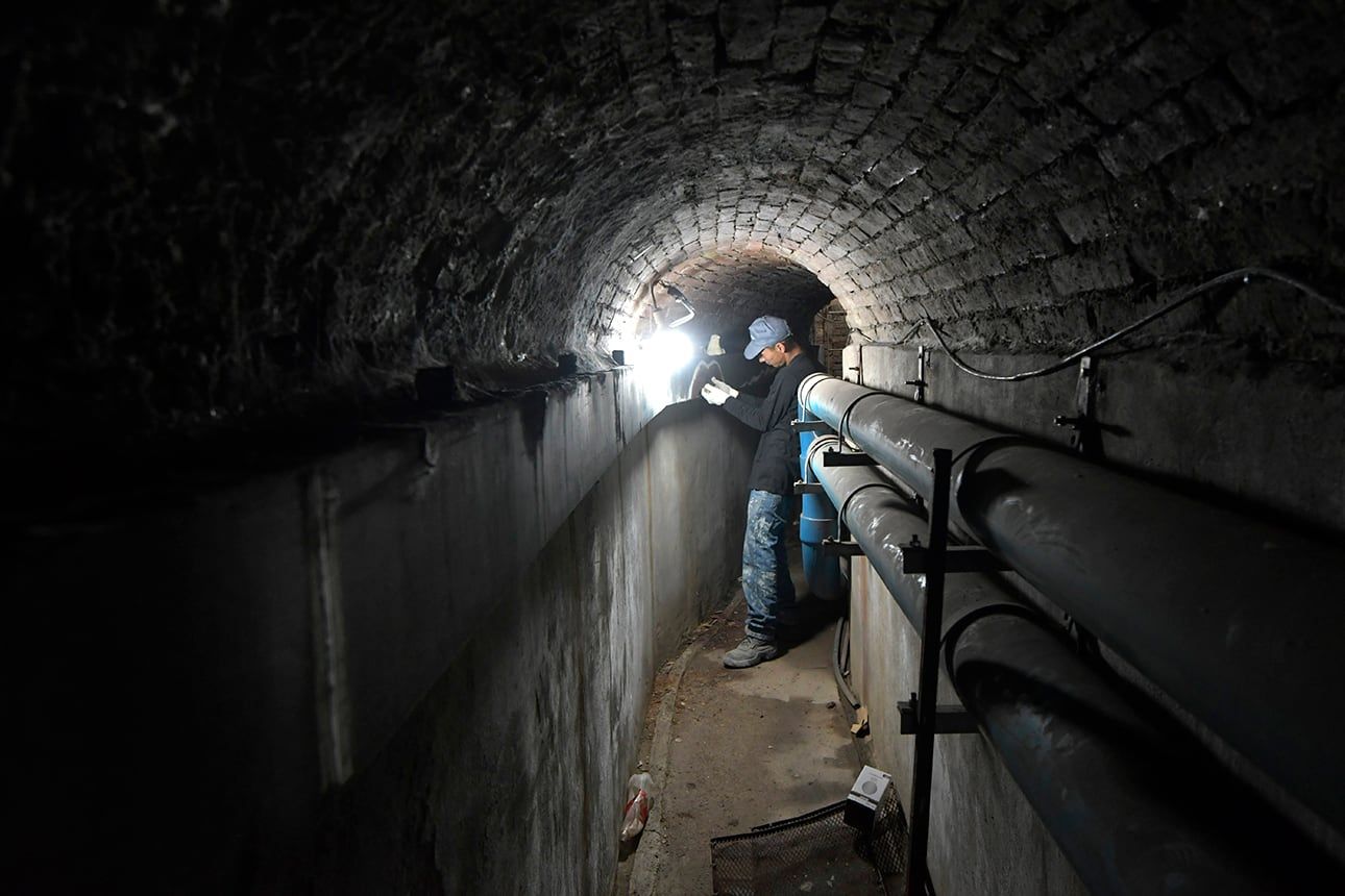 Las tareas de reparación se realizan también a nivel subterráneo. | Foto: Orlando Pelichotti / Los Andes