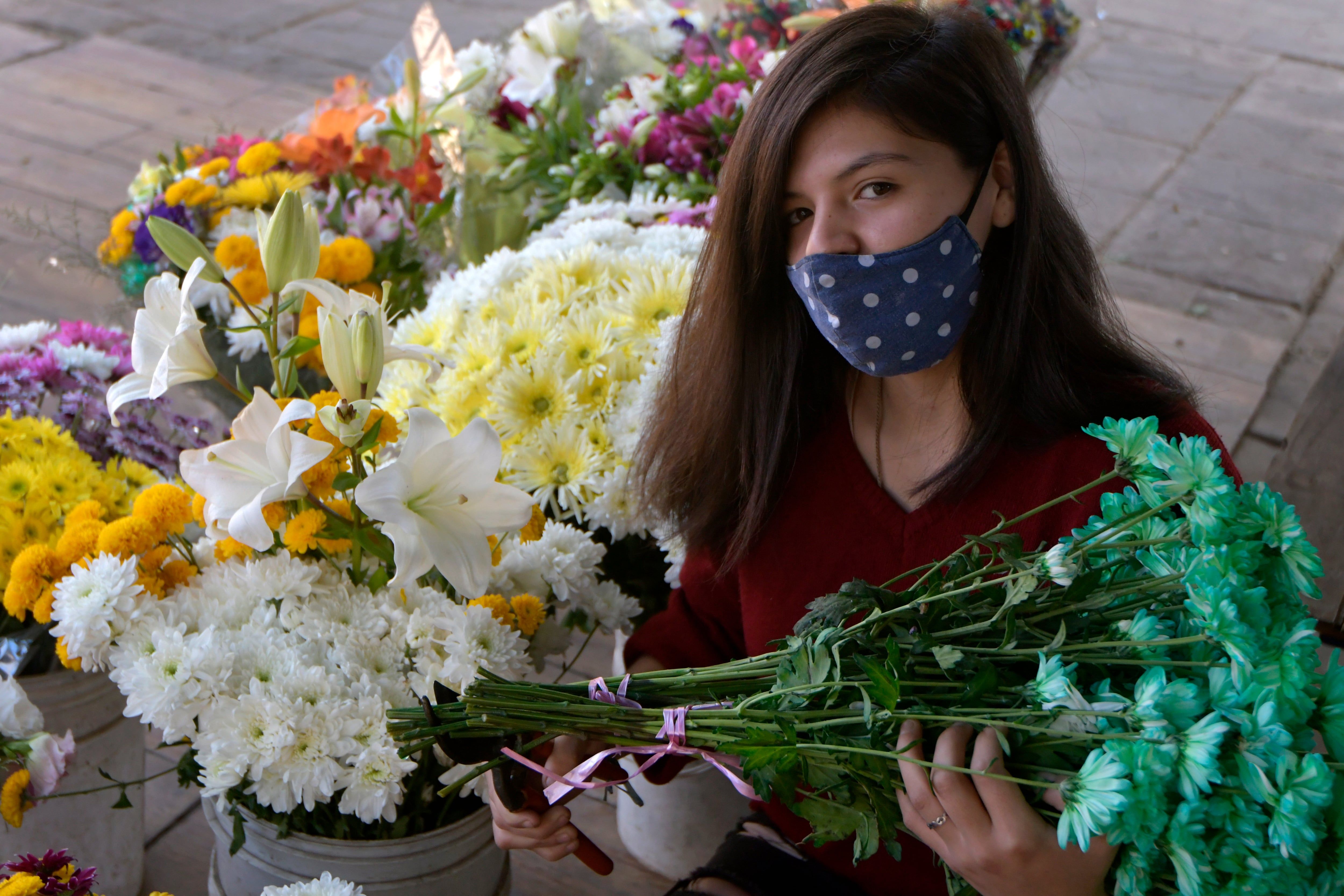 Micaela Gadola (19) de tradición familiar florista, vende en el puesto de flores en la Alameda