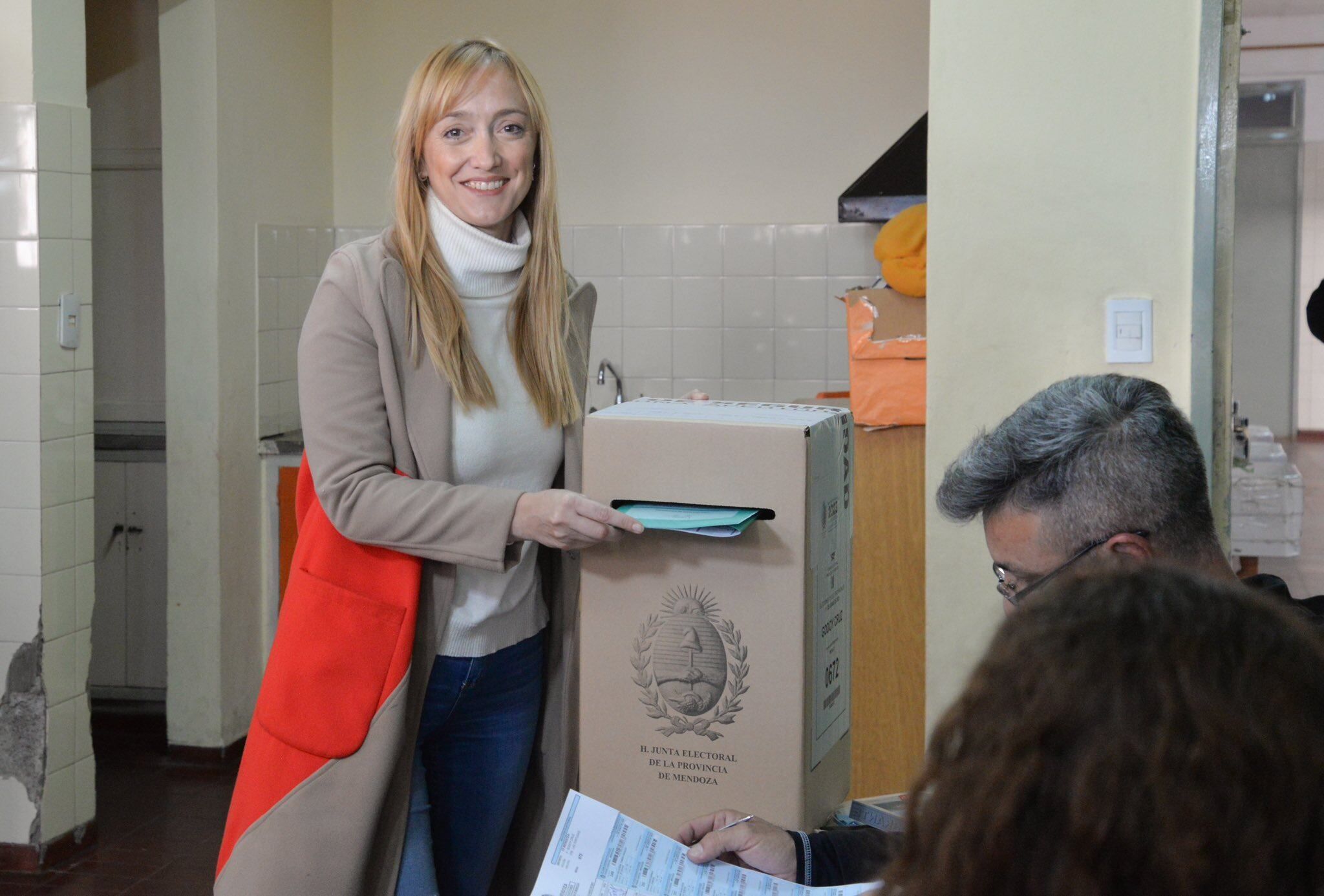 La Senadora Nacional por Mendoza y vicepresidenta del Bloque del Frente de Todos votó pasado el mediodía en la escuela Tropero Sosa, de Godoy Cruz.