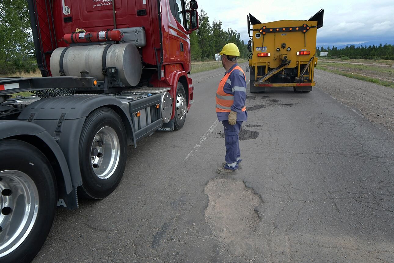  Nuevamente produjo accidentes automovilísticos los baches y pozos que se originaron por las lluvias y alto tránsito la Ruta Internacional 7, pasando el Nudo de Ruta 40, en Luján de Cuyo Trabajadores de Vialidad Nacional reparan y bachean  foto: Orlando Pelichotti / Los Andes 